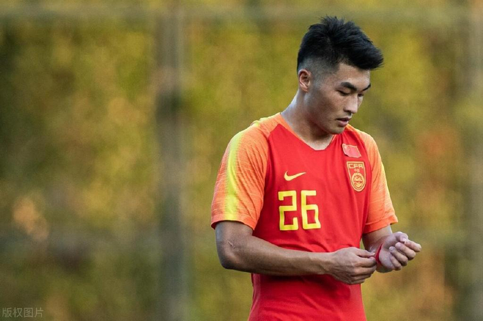 尤文核心球员被曝转会传闻,引球迷热议,女人详细一次.的简单介绍