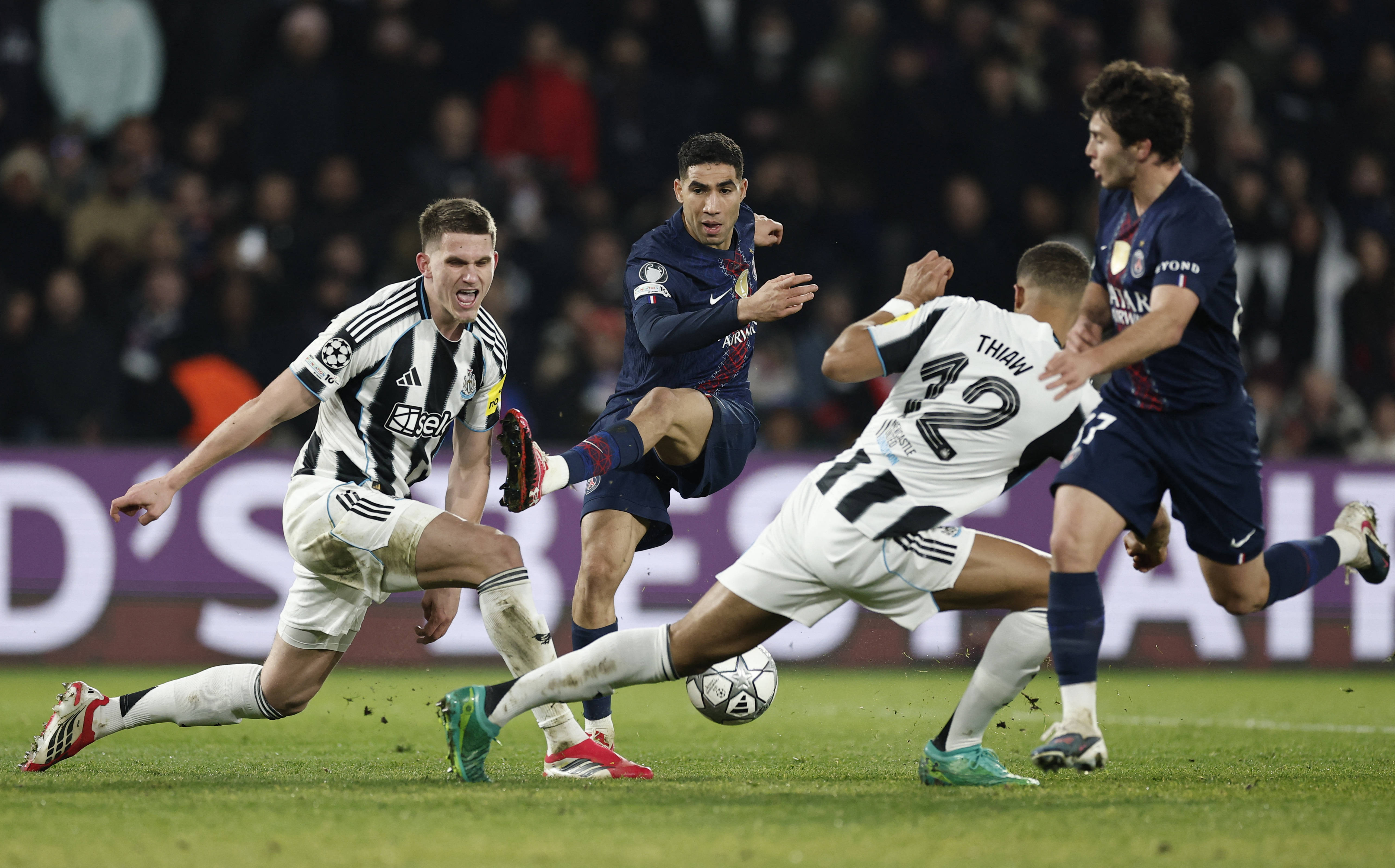 欧宝体育巴黎圣日耳曼围绕欧联远射贴柱国际比赛日葡萄牙体育备战中超,穆古鲁扎在法国队比赛中问鼎冠军瞬间刷屏的简单介绍